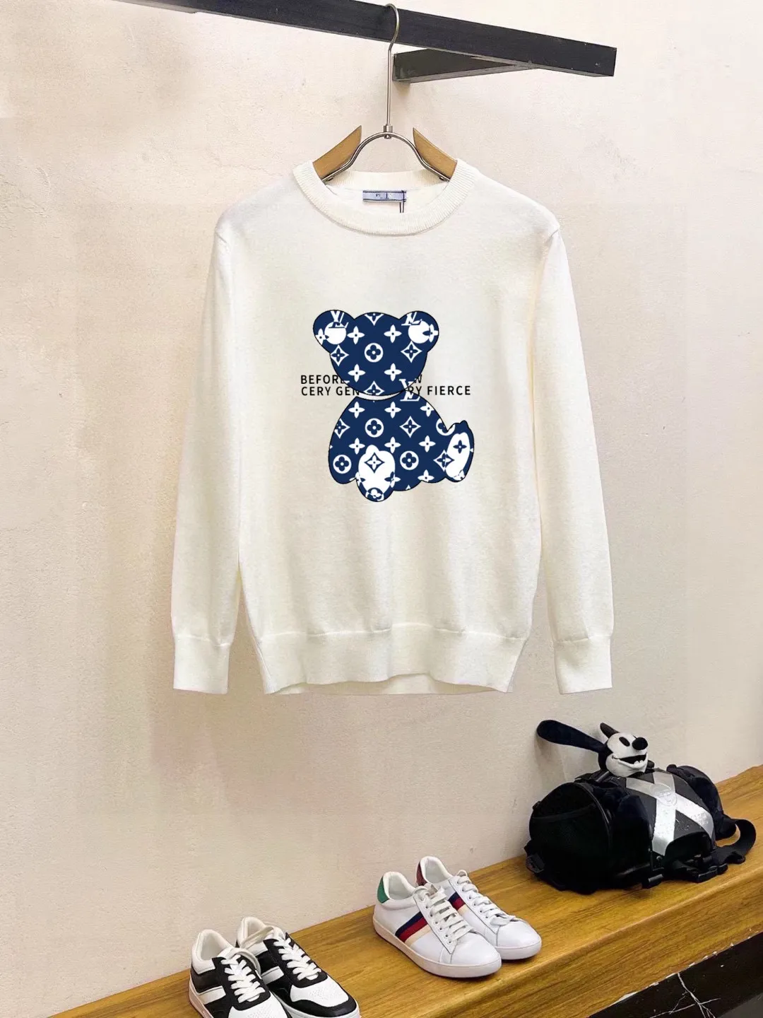 🅿️240 【LV Louis Vuitton】Autumn and winter classic round neck pullover sweater, in full condition! ! ! Wool blended fabric, the latest model in 2025, golden ratio! ! Slim-fitting soft gold, versatile and practical item, the combination and practicality are extremely powerful, simple and elegant, and classy! To create your own style, it is highly recommended to buy it in two colors. The standard slim fit tailoring process is suitable for both young and old men. It is knitted from wool and will not cause any discomfort! While keeping warm, it is stylish, textured and wearable, and the classic logo with contrasting colors on the chest feels in place! ! Recommended for regular customers! ! Size M-3XL (maximum wear: 190 pounds)